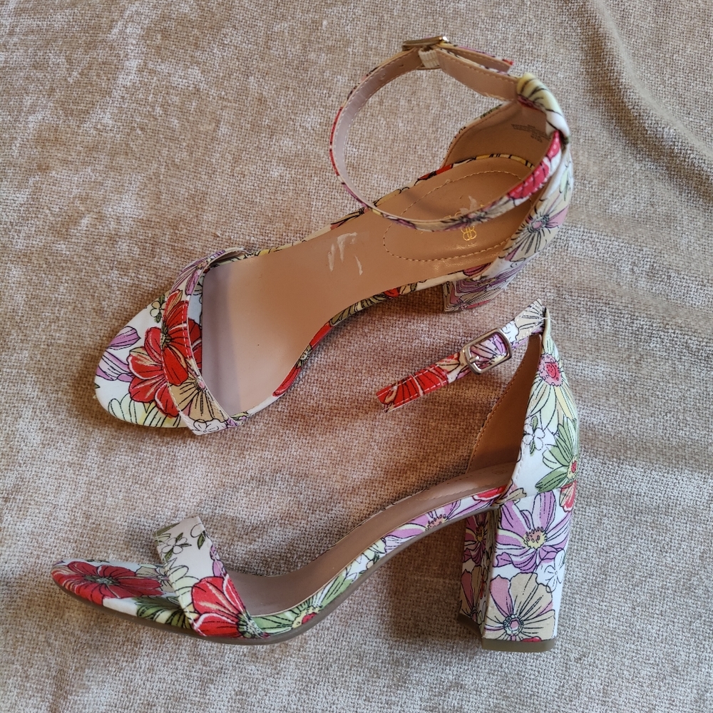 New 🆕 Bandolino's Armory Sandals in Size 8